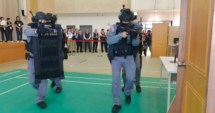 台北市議會警政衛生委員會13日前往台北市刑大考察。（圖／翻攝畫面）