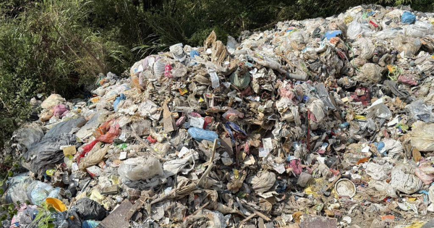 台南垃圾偷倒高雄山區數十噸廢棄物「越區亂丟」，疑為省6萬處理費惡劣行徑曝光。（圖 ／翻攝畫面）