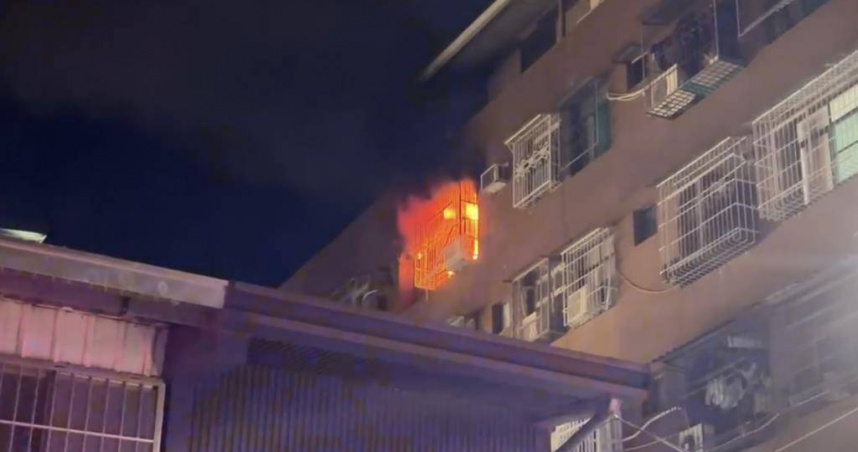 鹽埕區某公寓5樓處竄火。（圖／讀者提供）