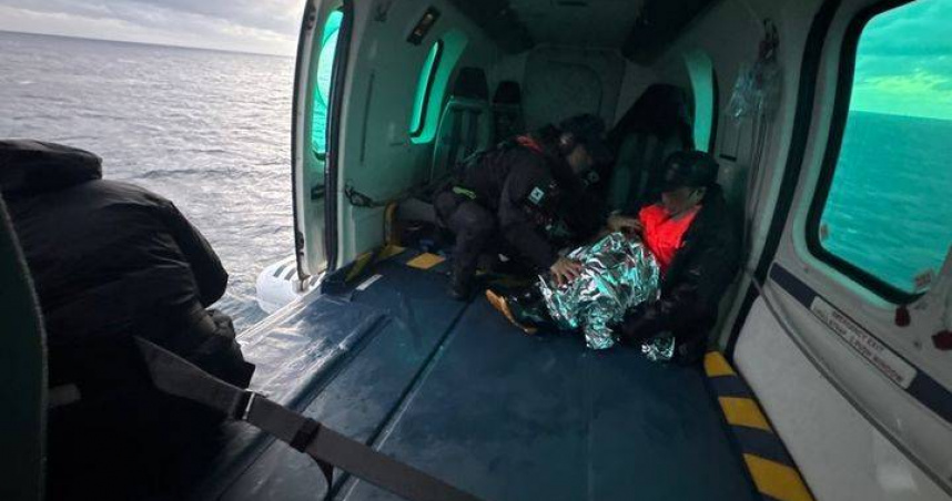 南韓濟州島西歸浦市南側外海發生船員落海事件，所幸目前船員已全數獲救。（圖／翻攝自西歸浦海洋警察署）