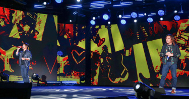 動力火車壓軸演唱，和台下歌迷齊聲合唱。（圖／TVBS提供）