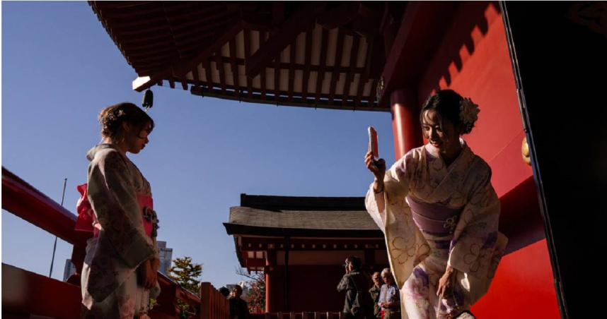 由於北京在日本首相高市早苗於11月7日發表「台灣有事論」後，宣布削減赴日航班並發布旅遊警示，中國赴日旅客的人數增長率在11月明顯放緩。（圖／達志／美聯社）