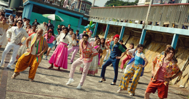 《叫我驅魔男神》主題曲〈恁阿公勒〉洗腦歌詞配上簡單舞步，將基隆正濱漁港化身成為大型寶萊塢歌舞現場。（圖／光盛影業）