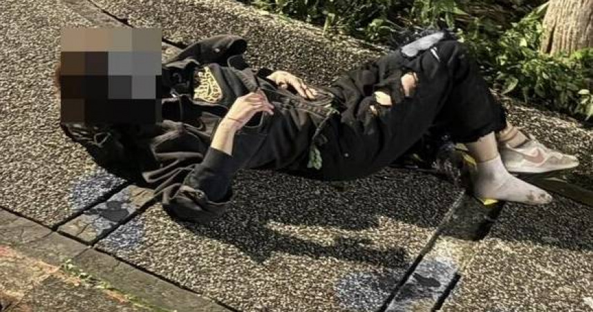 毒駕男深夜暴衝人行道連撞還想補刀。（圖 ／翻攝畫面）