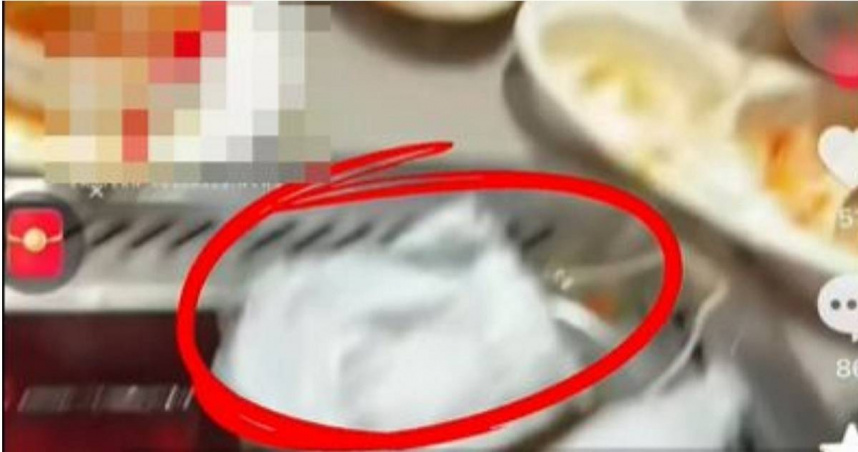 大陸江蘇一間海底撈又爆出客人不文明用餐爭議，一名幼童把尿布丟入鍋裡，業者第一時間報警處理，相關畫面也在社群上引發討論。（圖／翻攝自微博／新黃河）