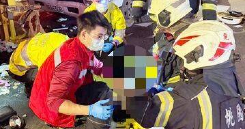 消防人員趕抵現場搶救受傷民眾，78歲婦人夾在兩車間送醫搶救仍不治。（圖／桃園市消防局提供）