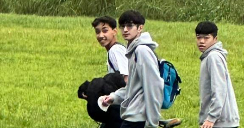 宜蘭國中3名學生熱心為受傷老人叫救護車，目擊者拍下照片提供給學校，校方公布照片表揚。（圖／翻攝自臉書／宜蘭國中）