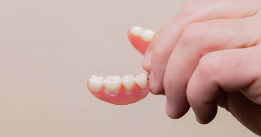 115年中低收入老人假牙補助經費回歸地方辦理。（示意圖／unsplash）