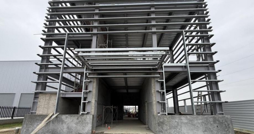 高雄仁武區一處工地4日上午發生工安意外，1名約46歲女性移工攀爬梯子時不慎跌落，已送醫治療。（圖／翻攝畫面）