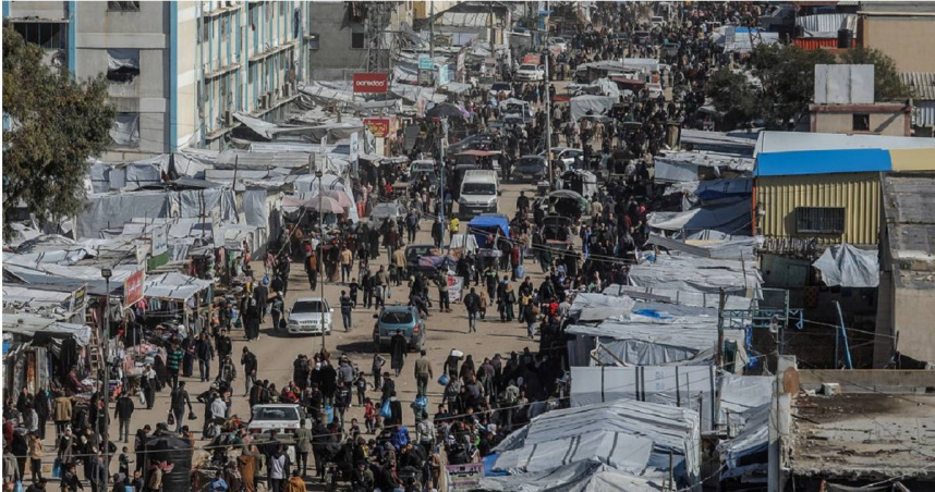 加薩走廊南部城市汗尤尼斯的巴勒斯坦民眾湧入市場搶購商品，擔心伊朗戰爭後物價會上漲。（圖／達志／美聯社）