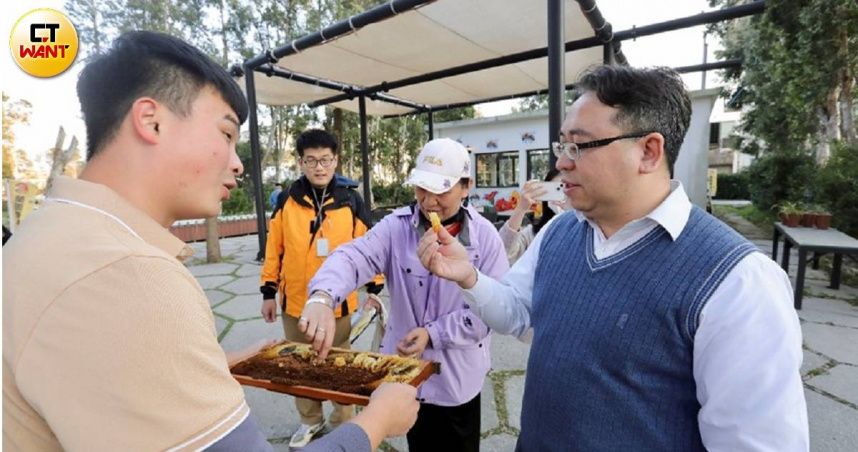 法務部次長黃世杰（右）在地身分被拱為披綠袍迎戰2026桃園市長張善政連任的高呼聲人選。（圖／方萬民攝）