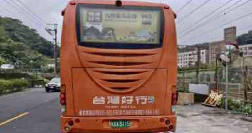 新北市瑞芳區「台灣好行」觀光巴士2月20日發生擦撞事故，警方查出司機安非他命陽性，依毒品危害防制條例移送偵辦。（圖／翻攝畫面）
