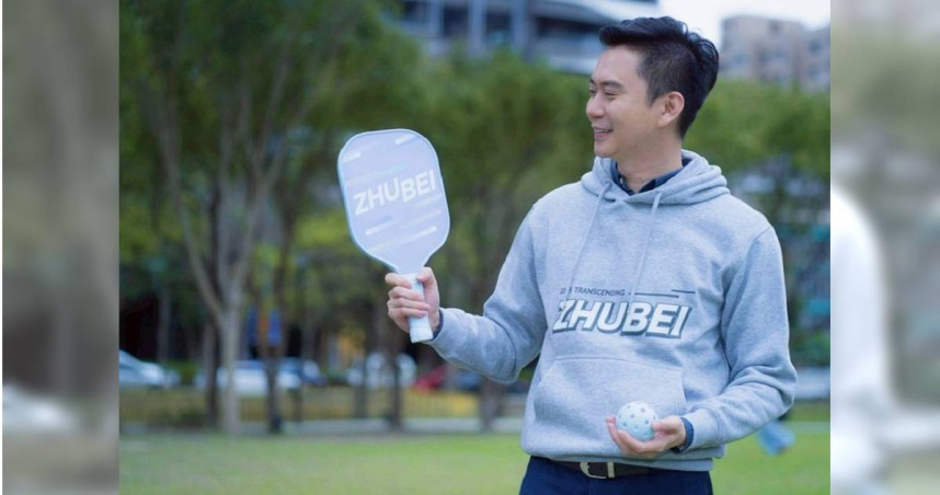 新竹縣竹北市長鄭朝方（圖）介紹「匹克球」拍組更新材質藏貼心巧思。（圖／翻攝自竹北市公所媒體群組）