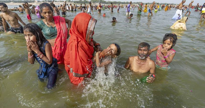 遊客於印度恆河取水裝瓶並帶回台灣，相關過程在網路曝光。（示意圖／達志／美聯社，下同）