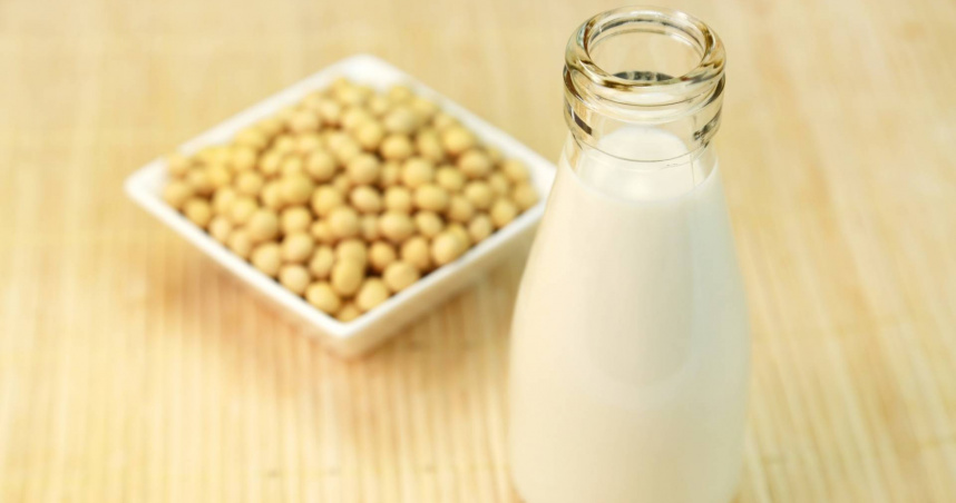 曾建銘指出，豆漿是否無糖、蛋白質含量比「是不是基改」更重要。（示意圖／photoAC）