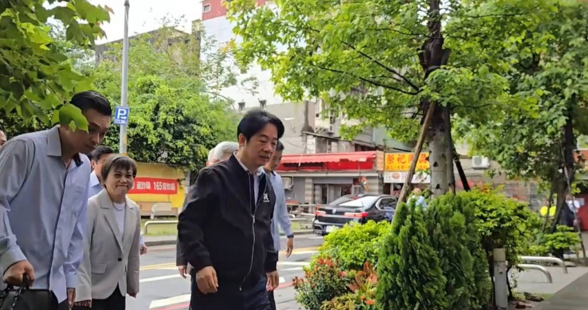 賴清德總統24日上午前往中正一女警陳芊雯靈前上香致意，對家屬表達慰問和關心。（圖／翻攝畫面）