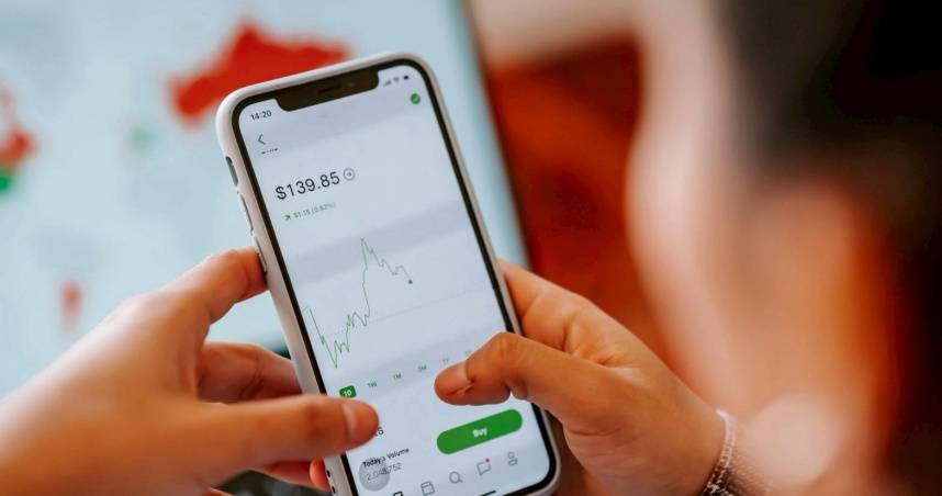 台積電股價大漲，一名網友手滑買100股反而單日賺逾萬元。（圖／PEXELS）