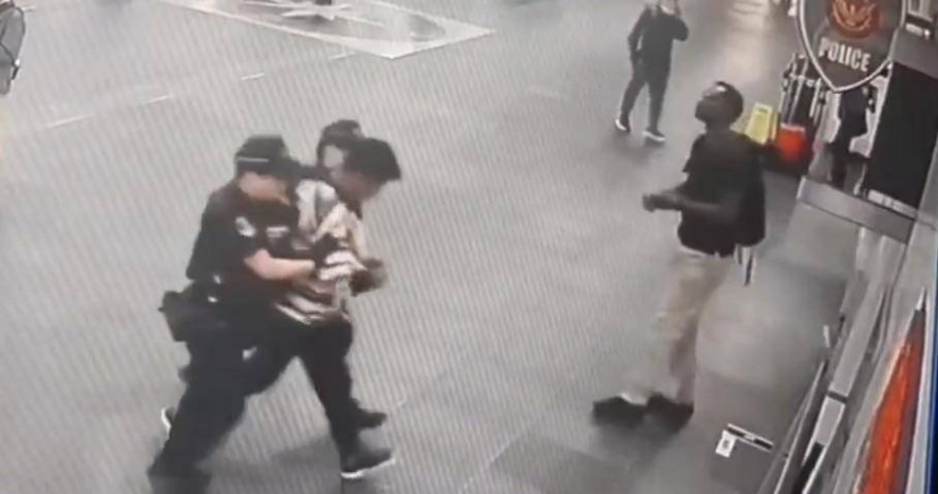 台北車站大廳驚傳隨機攻擊事件，男子當場遭警方逮捕，2歲菲律賓籍女童受傷送醫。（圖／翻攝畫面）