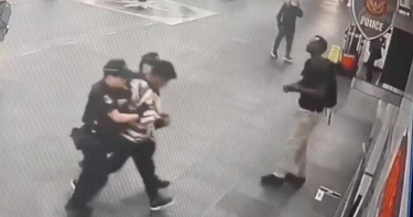 台北車站大廳驚傳隨機攻擊事件，男子當場遭警方逮捕，2歲菲律賓籍女童受傷送醫。（圖／翻攝畫面）