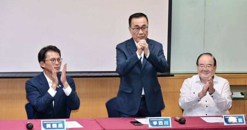 國民黨派出前新北市副市長李四川（中）整合藍白出戰2026新北市長。（圖／黃耀徵攝）