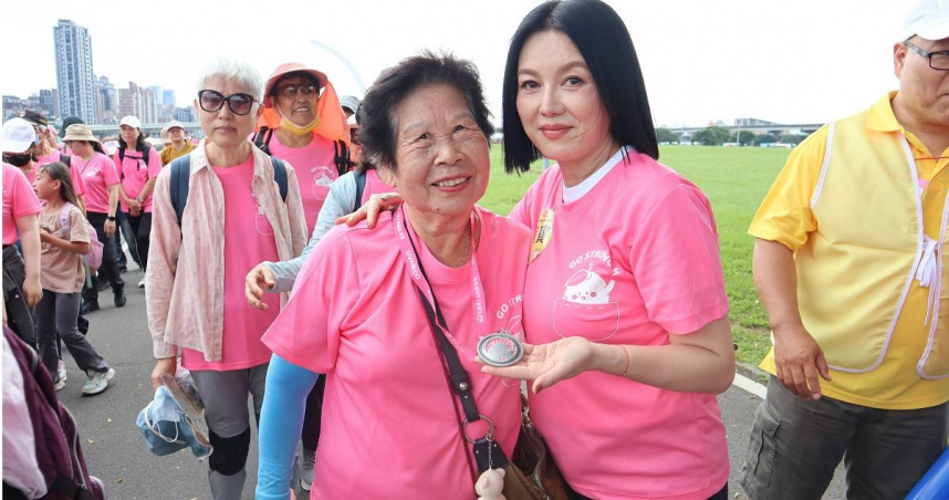 苗可麗與長輩互動可愛融洽。（圖／弘道老人福利基金會提供）