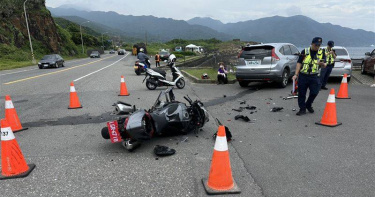 新北貢寮台2線發生轎車與重機碰撞事故，52歲重機騎士送醫搶救後仍不治。（圖／翻攝畫面）