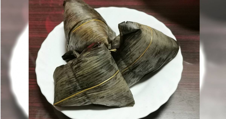 用粽葉包米飯，作成粽子，投到江餵給魚蝦吃，希望屈原的身體不要受到傷害。這就是划龍舟、包粽子的由來。 （圖／楊登嵙提供）