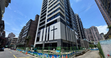 三重某建案發生工安意外，陳男遭電擊命危，在送醫途中恢復生命跡象。（圖／翻攝畫面）