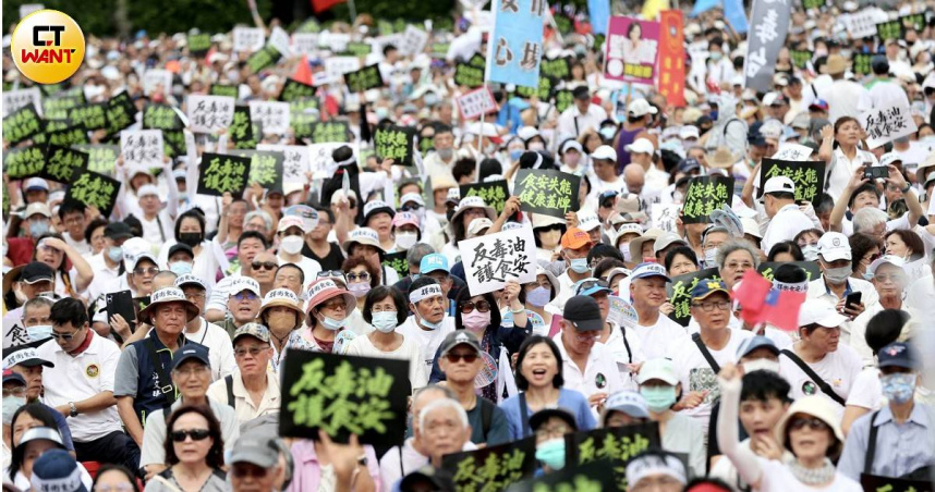 國民黨25日號召群眾上街頭反毒油，宣布參與人數突破8萬人。（圖／侯世駿攝）