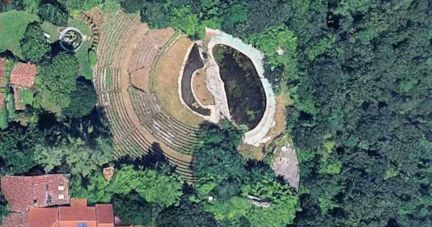 義大利一名69歲男子多年來對外宣稱，自己在山崩後發現一座擁有1600多年歷史的古羅馬圓形劇場，後來被發現是自己蓋的。（圖／翻攝X）
