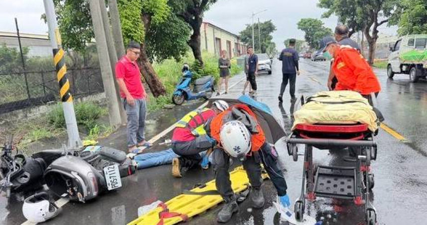 19歲女騎士突失控猛撞燈桿！　議員夫妻巧遇車禍急停救人搶命