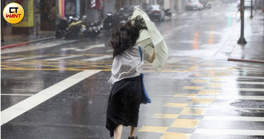 天未降雨前仍偏熱，不定時有強對流發展，常伴隨「雷擊、強風、瞬間強降雨⋯」等劇烈天氣，要注意短期的天氣訊息及特報。（圖／方萬民攝）