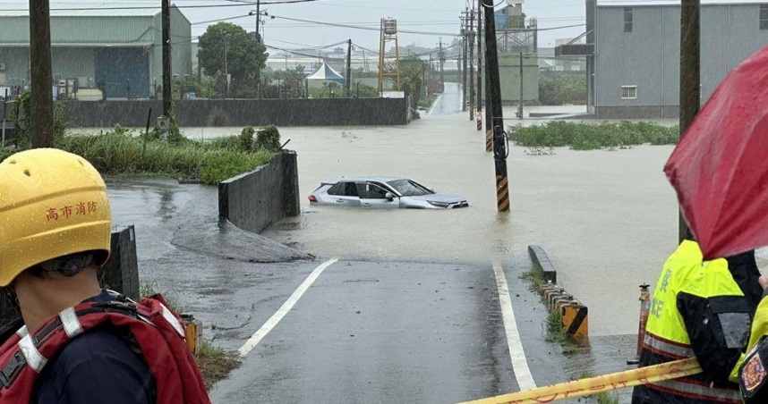 豪雨淹出70公分深水坑！　1家3口誤信導航受困鳥松
