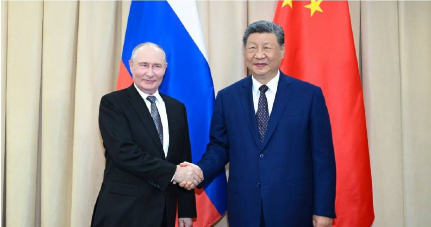 習近平（右）與普丁於當地時間8月31日下午，在比什凱克（Bishkek）出席2026年上海合作組織峰會期間進行場邊會晤。（圖／翻攝自《新華社》）