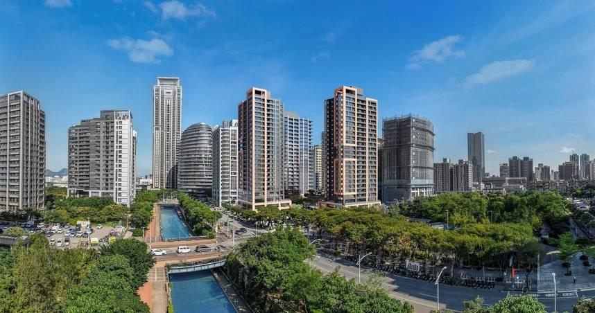 「中悦栢悦」坐擁塭仔底濕地公園首排，水岸與綠意交織出開闊景觀。（圖為3D示意圖，實際外觀以現場為主）。（圖／業者提供）