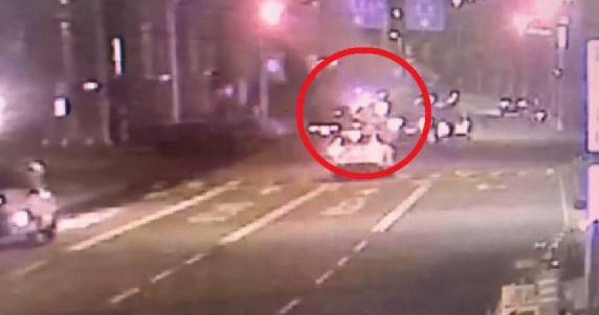 仁武轎車深夜撞分隔島燒成火球！駕駛離奇消失　警追6小時逮人