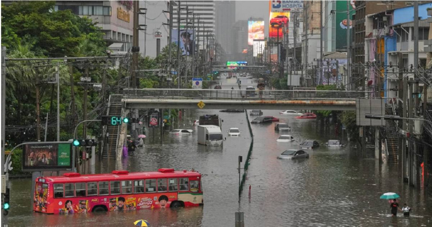 泰國首都曼谷（Bangkok）遭遇多年罕見暴雨，連續超過48小時降雨造成大規模淹水，部分地區的積水甚至達60公分。（圖／達志／美聯社）