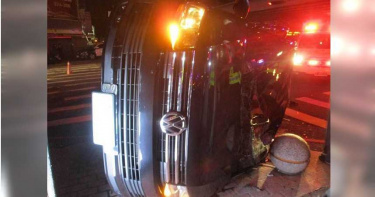台灣大道凌晨車禍 1車翻1車撞號誌桿3人傷