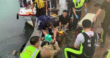 轎車莫名衝進漁港海中 駕駛送醫不治