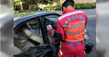 自撞電線桿妻受困車內慘死 夫淚崩:原本要去洗腎