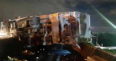 國道1號大貨車爆胎翻覆 胎皮飛對向車道砸小客車
