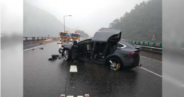 雨彈狂炸!特斯拉國道5打滑撞護欄 車門炸開、駕駛毫髮無傷