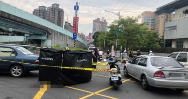 騎士對撞倒地 汽車直接輾過爆頭慘死