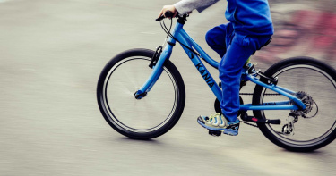 父母辯稱「自己撞上的」欲卸責!男孩騎單車撞4歲童 法院判決賠償20萬
