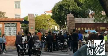保溫瓶變凶器?校門口家長肢體衝突 女家長險被對方祖母砸暈