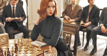 24歲的安雅泰勒喬伊在《后翼棄兵》飾演天才西洋棋大師，其實她根本不會下棋。（圖／Netflix提供）