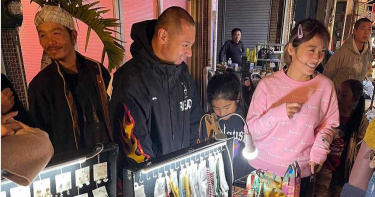 小嫻賣DIY手環「夜市擺攤」 金剛愛相隨!親滷雞翅一起賣