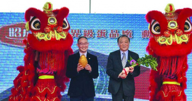 大成集團將在彰化興建全台最大的世界級雞蛋旗艦廠，22日舉行動土典禮。圖右為大成集團董事長韓家宇，左為負責推動蛋品事業的大成子公司中一食品董事長韓芳豪。（圖／劉馥瑜）