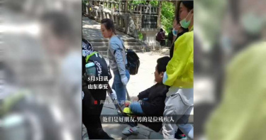 史上最強友誼!4女替好友圓夢 合力抬殘疾男登泰山