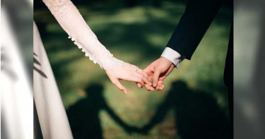 辦妥離婚「秒被媽呼巴掌」 他見「一張紙」崩潰…跪地求妻不要走